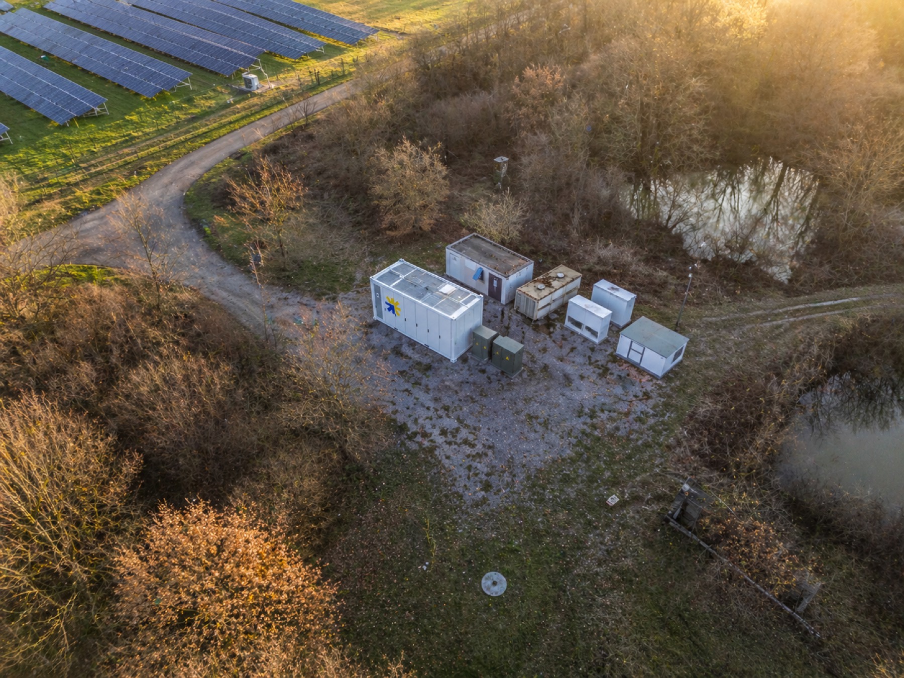 Luftaufnahme eines Speicherstandorts neben Solarpark
