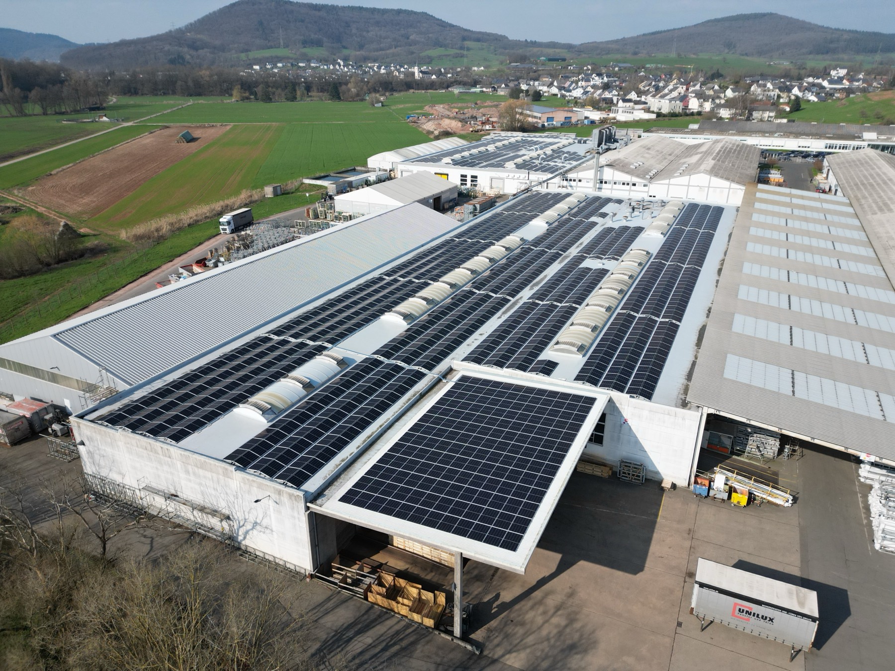 Industriestandort mit Photovoltaik aus der Luft